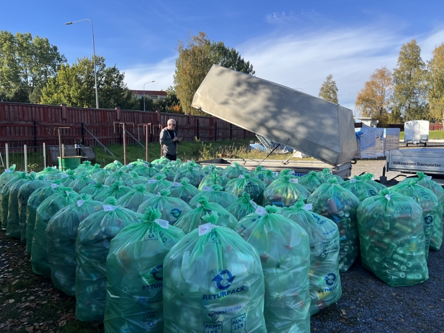 Bild på gröna pantsäckar.